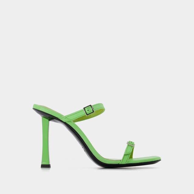 By Far Estos mules minimalistas de pueden llevar con todos tus conjuntos, con pantalones o con un vestido para un poco más de altura. Nos encantan por su doble hebilla que alarga la silueta. Altura del tacón: 8 cm. Colores: Verde - Verde fresco. Material principal: piel de ternero lisa. Material de la suela: cuero. Material del forro: cuero. Cierre: fácil de poner. Forma de la puntera: cuadrada abierta. Ajuste: fiel a la talla - Tallaje: europeo.