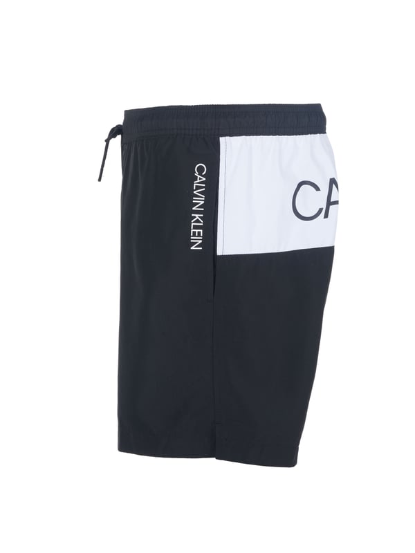 100% poliéster reciclado; Bañadores de Calvin Klein Trajes de baño; Modelo: KM0KM00554BEH; Mano de obra de alta calidad; 100% poliéster reciclado; ajuste regular; Cintura elástica con cordón; Dos bolsillos laterales; Calzoncillos integrados; Detalles del logotipo de Calvin Klein Trajes de baño