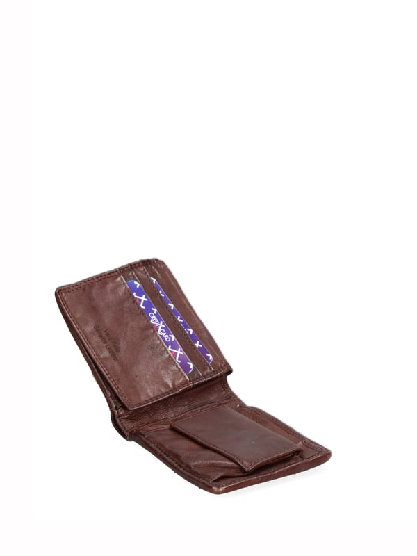 Cartera de hombre. El cierre está ausente. Los bolsillos internos son tarjeteros para billetes y monedas. Los bolsillos externos están ausentes. Falta la correa para el hombro. Falta el mango. Hay un compartimento interno. El material exterior es 100% Piel Auténtica. Internamente está forrado en piel auténtica. Medidas: 12x9x2 cm. Producto de moda