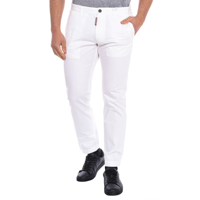 Pantalón chino Dsquared2.
Resulta ideal para múltiples combinaciones y diferentes ocasiones.
Cierre principal cremallera y botón.
Dos bolsillos abiertos en los laterales.
Dos bolsillos traseros con botón.
Trabillas para el cinturón.
Costuras vistas a tono.
 Composición: 100% Algodón
 Cuidados:
Lavar a temperatura máxima 30º.
Planchar a temperatura baja.
No usar lejía.
No lavar en seco.