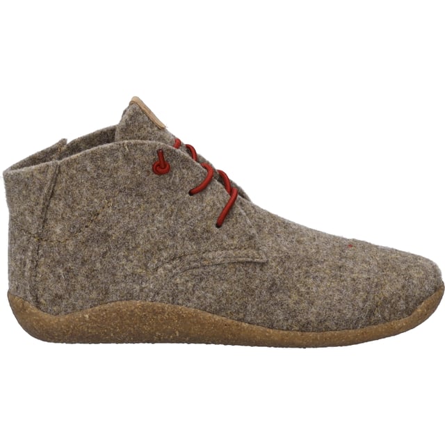 Mit dem Vinny 04 präsentiert JOSEF SEIBEL einen Hausschuh, der traditionelles Handwerk mit modernem Tragekomfort vereint. Dieser Damenschuh in Braun ist mehr als nur ein einfacher Hausschuh. Durch die Verwendung von hochwertigem Filz als Obermaterial und einer Sohle aus TR und Kork, wird nicht nur Nachhaltigkeit großgeschrieben, sondern auch Langlebigkeit und Rutschfestigkeit garantiert. Die beige Farbe der Sohle fügt sich harmonisch in das Gesamtbild ein und unterstreicht die natürliche Ausstrahlung des Schuhs. Eine besondere Erwähnung verdient die Strobel Machart, eine traditionelle Fertigungstechnik, die den Schuh besonders stabil macht und den Tragekomfort erhöht. Die Möglichkeit, die Textil-Innensohle herauszunehmen und bei Bedarf durch ein orthopädisches Fußbett zu ersetzen, bietet zusätzliche Flexibilität und individuelle Anpassung. Ob für gemütliche Stunden zuhause oder leichte Aktivitäten im Freizeitbereich - der Vinny 04 ist der ideale Begleiter für Damen, die Wert auf Qualität und Bequemlichkeit legen. Die Schnürung erlaubt eine individuelle Anpassung und sorgt für einen sicheren Halt. Als Teil der Relax-Kollektion von JOSEF SEIBEL, die für ihre Passformgarantie und erstklassige Qualität bekannt ist, steht der Vinny 04 symbolisch für Slow Fashion - eine Mode, die auf Langlebigkeit und zeitloses Design setzt, fernab von schnelllebigen Trends. Dies unterstreicht einmal mehr die Philosophie von JOSEF SEIBEL, Schuhe von höchster Qualität zu fertigen, die den Anforderungen eines bewussten und nachhaltigen Lebensstils gerecht werden.