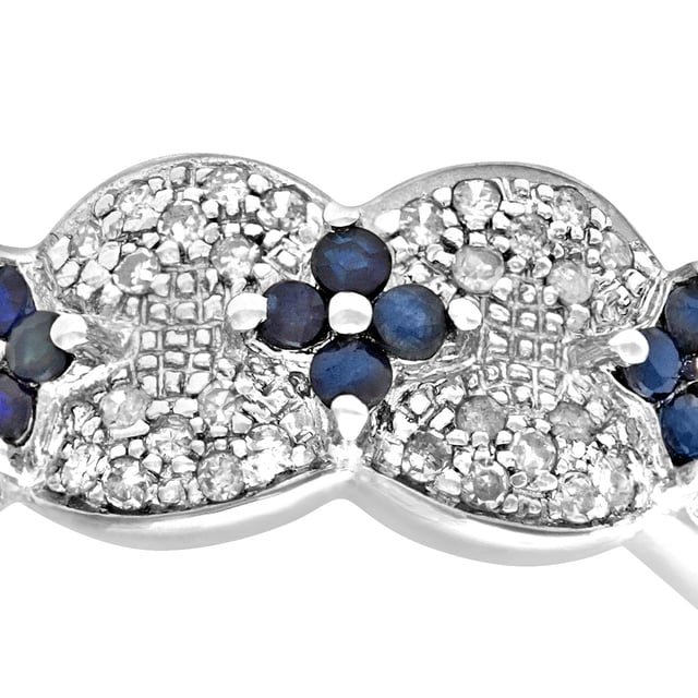 9K (375) geel goud: 1,9 gram; # Diamant: 0,2 ct; # Saffier: 0,35 ct
