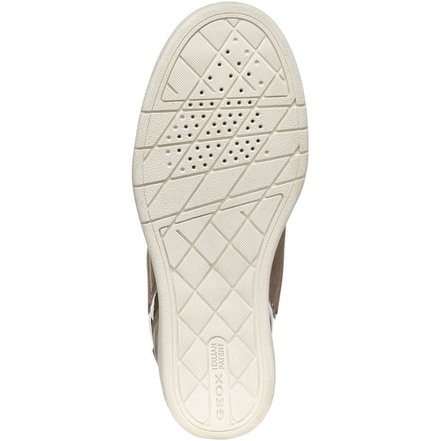 Maurica is a lace-up sneaker for women with a built-in wedge that delivers well-being and comfort as you walk. Crafted from suede and supple nappa, it taps into an active aesthetic and is bound to bring modern dynamism to urban-casual dressing.
