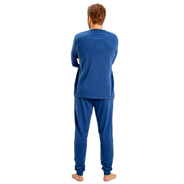 Pijama de  manga larga Munich.
Color Azul
Camiseta de manga larga y cuello redondo.
Diseño con gráficos de la marca.
Pantalón largo.
Cinturilla elástica.
Bajos rectos.
Costuras vistas a tono.

Composición:  60% Poliéster, 40% Algodón.

-Lavar a temperatura máx. 30º.
-No usar lejía.
-Planchar a temperatura máx. 110º.
-No admite lavado en seco.
-Permite utilizar secadora.