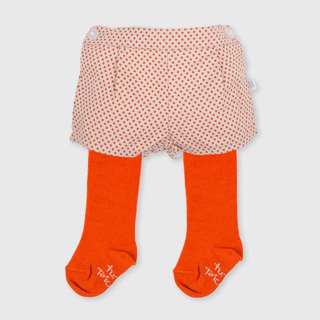 Bloomers with tights.
 Bloomers:
 Elastic waistband at the back.
 Button closure on the sides.
 Adjustable waistband with internal elastic
 Seams seen in tone.
 Leotards:
 Brand name on the plant.
 Composition: Bloomers: 100% Cotton; Leotards: 80% Cotton, 17% Polyamide, 3% Elastane
 Care:
Wash maximum at 30ºC.
 -Do not iron.
 - It is not allowed to use a dryer.
 - Do not use bleach.
 - Does not support dry cleaning.