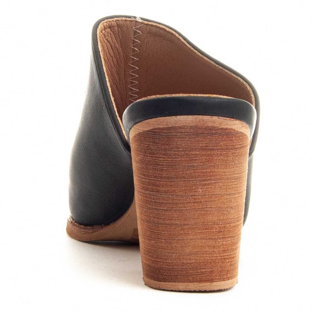 Women's high heel shoes. Comfortable fit. Padded insole. Non-slip sole. Reinforced stitching. Manufactured by other brands for our brand. Approximate measurements: 7 cm heel.
