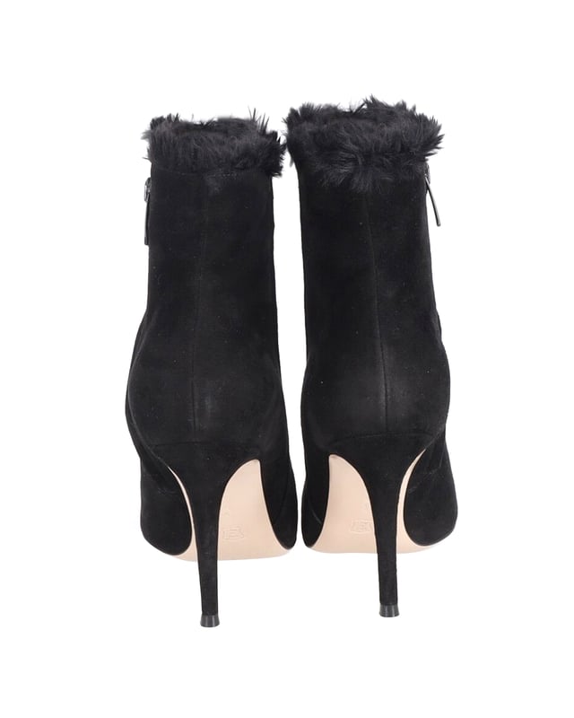 VINTAGE, RRP AS NEW
Sleek and sophisticated, Gianvito Rossi's black fur-lined suede ankle boots are a wardrobe staple for any season. A zip fastening at the side makes them easy to slip on and off, while the pointed toe and stiletto heel keep them elegant and ladylike.
Gianvito Rossi Fur Lined Ankle Boots in Black Suede
Condition: very good
Color: black
Material: Suede
Size: EU40
Sign of wear: light wear
SKU: 250800