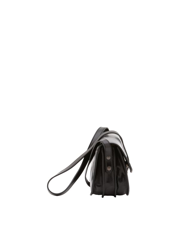 Bolso bandolera para mujer. El cierre es con imán. Los bolsillos internos son uno con cremallera. Los bolsillos externos son uno en la espalda con cremallera. La bandolera es ajustable en piel. Falta el mango. Hay tres compartimentos internos. El material exterior es auténtica piel de vacuno. Internamente está forrado en algodón. Medidas: 22x16x9,5 cm. Hecho en Italia