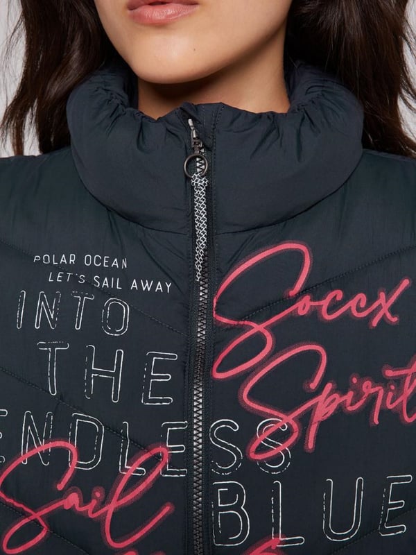 Een decoratieve logoprint siert de voorkant van het gewatteerde damesgilet van SOCCX. Er staat ook een kleine print op de bovenrug. Het gilet voelt heerlijk licht aan, heeft contrasterende strepen aan de zijkanten en een elastische boord. Het is ook voorzien van praktische ritszakken. Zeer aangenaam om te dragen, comfortabel en sportief gesneden tegelijk. Kan met veel kledingstukken worden gecombineerd.
