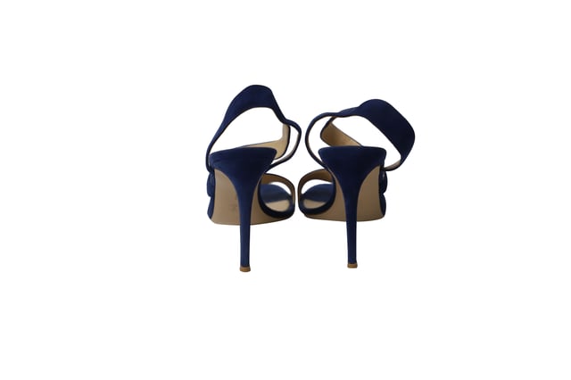 VINTAGE, RRP AS NEW
In a classic shade of royal blue, these sandals from Gianvito Rossi are designed to make you look ultra-stylish! Crafted from suede into an open-toe silhouette, these sandals exhibit crisscross vamp straps and ankle straps with a slip on style. They have been endowed with comfortable leather-lined insoles and elevated on 11 cm stiletto heels.

Gianvito Rossi Strappy Heels in Royal Blue Suede
Condition: very good
Sign of wear: moderate wear on soles and some marks on the insoles
Material: Suede
Size: 39.5
SKU: 129255