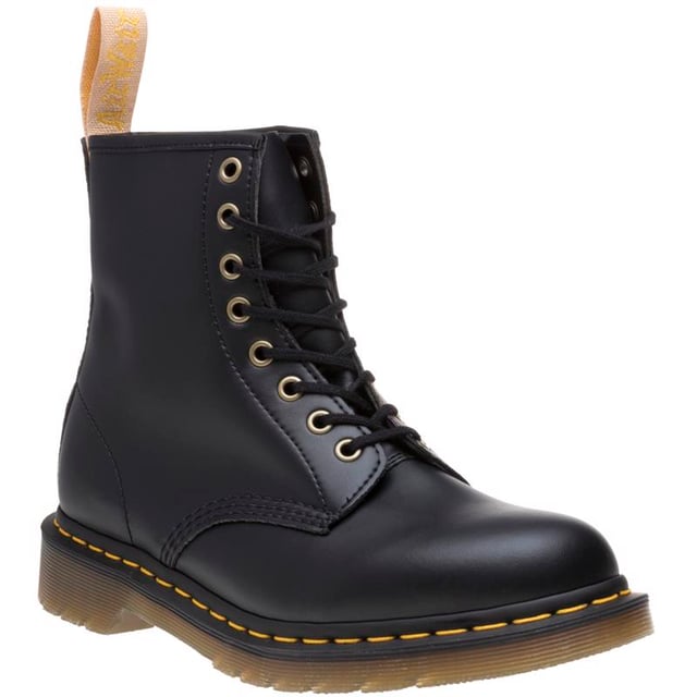 Eenvoudig. stijlvol en nu veganistisch vriendelijk. de 1460 laarzen van Dr. Martens zijn een mooi voorbeeld van mode met een geweten. De enkellaars heeft nog steeds de klassieke gele Z-Welt-steek en AirWair-luchtkussenzolen. maar het bovenwerk is in plaats daarvan gemaakt van synthetisch materiaal.