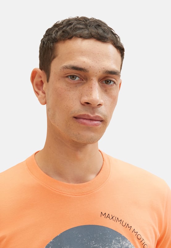 Dieses T-Shirt von Tom Tailor für Herren ist ein echter Hingucker. Es hat einen Rundhalsausschnitt und kurze Ärmel für einen lässigen Look. Das Highlight ist der Fotoprint auf der Vorderseite, der ihm ein urbanes Flair verleiht. Das T-Shirt ist aus hochwertigen Materialien gefertigt, die für einen hohen Tragekomfort und eine gute Passform sorgen. Ob zu Jeans, Shorts oder Chinos, dieses T-Shirt passt zu jedem Outfit und ist ideal für den Sommer. Bestellen Sie jetzt dieses Tom Tailor T-Shirt mit Fotodruck für Herren und überzeugen Sie sich von seiner Qualität und seinem Stil.