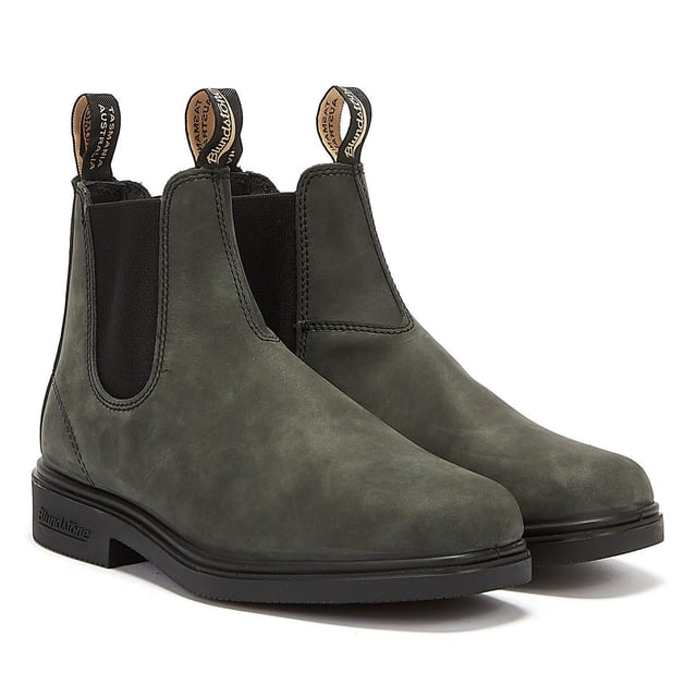 Una combinación de forma, función y comodidad inigualable, las botas Chelsea negras rústicas Blundstone 1306 son las botas ideales para la oficina, el bosque y cualquier otro lugar. Estas botas, confeccionadas en piel nobuck negra rústica de grano completo de primera calidad con un perfil esbelto y una punta cuadrada cincelada, rezuman estilo. Sin embargo, en el fondo siguen siendo botas Blundstone y vienen con el sistema SPS Max Comfort de Blundstone para una excelente absorción de impactos y una comodidad duradera, además de plantillas extraíbles, lo que le permite permanecer cómodo todo el día y garantizar que sus botas Blundstone se vean iguales después de temporadas de uso. Para los días de semana o los fines de semana, informales o formales, estas botas de vestir Chelsea Blundstone 1306 son las botas perfectas sin importar la ocasión. Parte superior de cuero negro de grano completo flexible que se adapta a tus pies mientras los usas Laterales elásticos negros y tiradores icónicos para ponérselos fácilmente La costura doble y el cuero de primera calidad garantizan una durabilidad duradera La suela exterior de TPU altamente duradera garantiza una excelente tracción en todos los terrenos y una durabilidad excepcional Sistema Blundstone SPS Max Comfort y resorte ergonómico en la puntera para una comodidad excelente Entresuela acolchada para comodidad durante todo el día Ligero y cómodo