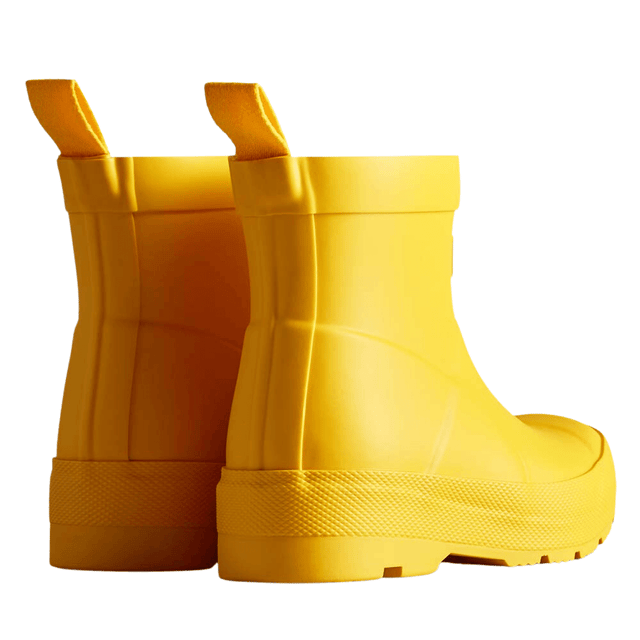 Cuando llueve, las aventuras pueden continuar con la bota Play de Hunter. Una reinvención para niños de la bota Play para adultos más vendida, esta bota es igual de impermeable, ligera y fácil de usar. Elaborada con caucho natural, con un forro de poliéster reciclado y una suela plana para máxima comodidad, cuenta con una lengüeta en la parte posterior para facilitar su puesta en cada viaje. Recomendamos que todas las botas Hunter se usen con calcetines para proteger la piel del usuario del contacto con el caucho.