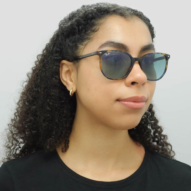 Las gafas de sol Ray-Ban Square Unisex Polished Yellow Blue Havana Blue Gradient RB2197 Elliot están fabricadas con precisión y estilo. Estas gafas de sol tienen una montura elegante y moderna que irradia confianza y sofisticación. Las líneas limpias y la silueta llamativa ofrecen tanto un diseño progresivo como una protección UV excepcional, manteniendo sus ojos protegidos al tiempo que hace una declaración de moda audaz.