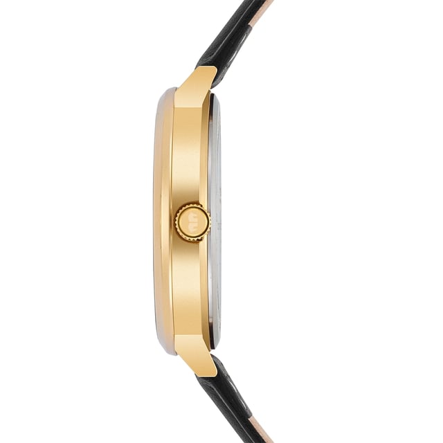 Elegant purism in the style of traditional watchmaking art: This men's watch of the Rhodenwald & Sons manufacture is an accessory for men with high demands on design and functionality. The puristic dial comes out with a few design elements and is reduced to filigree Roman digits and line indices, a minute and date display. The robust stainless steel case is refined with yellow gold and forms a warm shimmering frame for the dial - a highlight on every wrist. The real leather strap with color -coordinated seam ensures the best wearing comfort.
