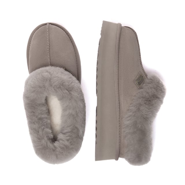 Stay snug and stylish in the timeless Topknot Ankle Slippers, the latest essential footwear with a trendy platform design. Crafted in five chic colour options, these slippers envelop your feet in luxurious sheepskin wool, offering irresistible comfort. Complete with a fluffy wool ankle collar, their enduring charm ensures they remain in vogue across seasons.

Product No. EAU2017

Description:
- Cow Suede Upper
Sheepskin Wool Insole and Lining
- EVA Sole