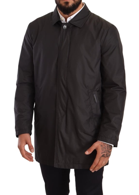 Prachtige Dolce & Gabbana trenchcoat
  Kleur: Zwart
  Knoopsluiting
  Twee zakken aan de voorkant
  Logo details
  Vervaardigd in Italie
  Materiaal: 100% Polyester