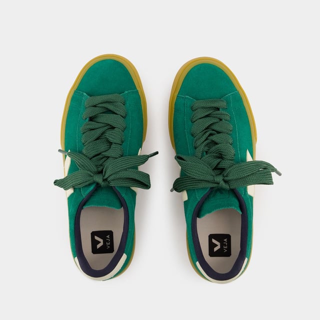 Kleuren: GROEN - GOLF_PIERRE. Hoofdmateriaal: glad lamsleer. Materiaal zool: Amazone rubber (40%), gerecycled rubber (10%), Silica (23%), synthetisch rubber (11%) en overige (16%) Voering: Tech (100% gerecycled polyester) Sluiting: topveters. Teenvorm: rond. Pasvorm: Op maat - Maatvoering: Europees.