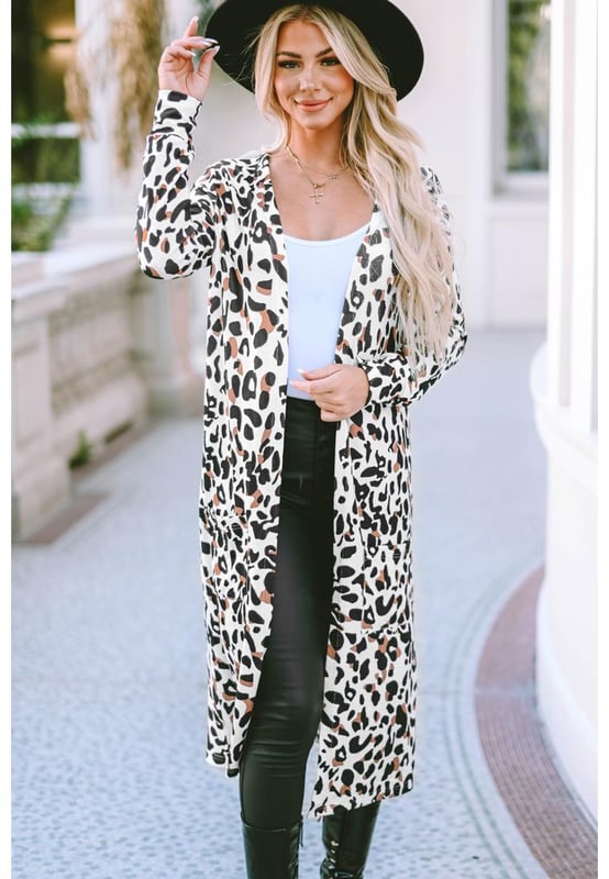 Lässiger Cardigan mit Leopardenmuster für Damen. Offenes Frontdesign mit zwei Taschen. Aus weichem, leichtem Stoff. Maxilänge für einen stylischen Look. Perfekt zum Kombinieren mit Ihren Herbst-Outfits. Material: 95 % Polyester, 5 % Elastan.