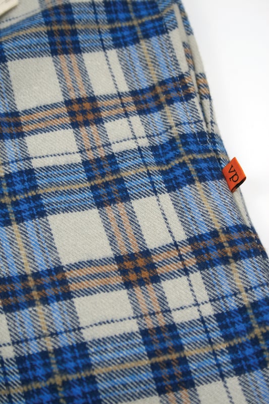 100% Cotton Traditional woven check design lounge pant pyjama trouser. Elastic waist and side pockets. Soft cosy brushed feel.
Relax in ultimate comfort with our Unisex Cotton Lounge Pants, designed for both style and ease. Made from 100% breathable cotton, these lounge pants offer a relaxed fit perfect for unwinding at home, running errands, or casual outings. The soft, cotton fabric feels gentle against the skin, while the adjustable drawstring waistband ensures a customisable fit for all-day comfort. With practical side pockets and a versatile design, these pants are perfect for both men and women.

Whether you're looking for everyday loungewear, cozy sleepwear, or a go-to pair for weekend relaxation, these unisex cotton lounge pants are a wardrobe essential.