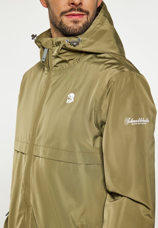 Diese wasserdichte Übergangsjacke hat eine normale Passform, einen Reißverschluss vorne und einen Stehkragen. Es verfügt über lange Ärmel, eine verstellbare Kapuze mit Kordelzug, elastische Bündchen und zwei Taschen für zusätzliche Funktionalität. Jacke aus 3000 mm wasserdichtem Material. Der schlichte Schnitt wird durch das Markenlogo auf der Brust stilvoll hervorgehoben. Perfekt für Outdoor-Abenteuer.  Regenjacke