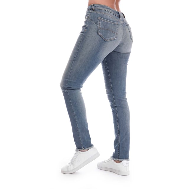 Damen Emporio Armani J23 Slim-Fit Jeans. - Slim Fit. - Markenlogo. - Reißverschluss. - Gürtelschlaufen. - 5 Taschen. - 78 % Baumwolle, 14 % Lyocell, 6 % Elastomultiester, 2 % Elasthan. - Ref: J23 Slim-Fit Jeans