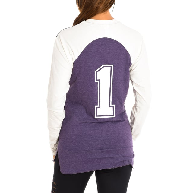 Sudadera deportiva manga larga Zumba. 
Color Azul
Diseñada para climas más frescos.
Cuello redondo.
Gráfico frontal y en la espalda con motivos de la marca.
Tejido suave que proporciona comodidad durante todo el día.
Costuras vistas a tono.

Composición:  48% Algodón, 48% Poliéster, 4% Elastano.

-Utilizar lavadora a temperatura máxima 30º .
-Utilizar secadora.
-Utiliza Lejía.
-Plancha  a temperatura máxima 110º.