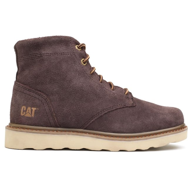 Experimente la elegancia resistente de la bota Caterpillar Narrate, que combina el encanto masculino con una comodidad duradera. Póngase la parte superior de gamuza marrón intenso, completamente forrada para sus aventuras durante todo el día. La suela de goma resistente se agarra a los caminos de la vida, mientras que la suela exterior de EVA liviana amortigua cada paso. La marca distintiva de CAT agrega ese sello de garantía de calidad.