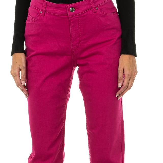 Pantalones largos tejanos.
Color Rosa
Cinturilla con trabillas.
Cierre de cremallera y botón en frontal.
Dos bolsillos en parte delantera y mini bolsillo.
Dos bolsillos en la parte trasera con el logo en metálico.
Regular fit.
Tejido elástico.
Costuras vistas a tono.

Composición:
91% Algodón - 6% Poliester - 3% Elastano.

Instrucciones de lavado:
- Lavar máximo a 30ºC.
- Planchar a media temperatura, máx. 110ºC.
- Permite usar secadora.
- No usar lejía.
- No admite el  lavado en seco.