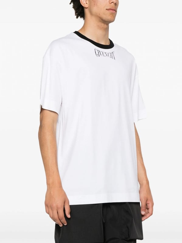 T-shirt realized in pure cotton characterized by contrasting logoed print at the front.