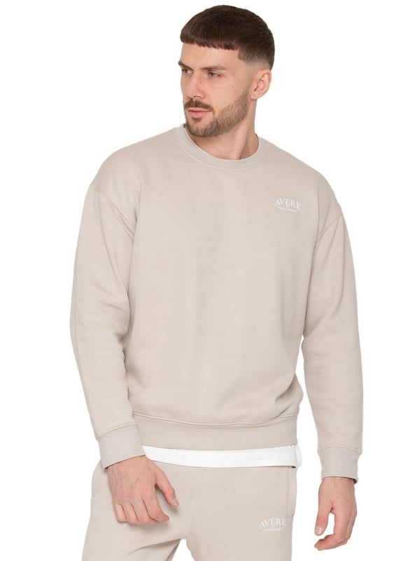 El suéter oversized para hombre Averè de Enzo Milano presenta un ajuste relajado y casual, perfecto tanto para descansar como para el uso diario. El frente muestra un discreto logotipo de Averè en el pecho. El suéter tiene mangas largas y un cuello redondo acanalado con puños acanalados, lo que le da una silueta limpia y clásica. La tela suave y el forro de felpa garantizan comodidad, mientras que el corte de hombro caído mejora el aspecto oversized. La parte trasera permanece lisa, manteniendo un estilo simple y elegante. Ideal para combinar con pantalones de chándal o jeans para un atuendo relajado.