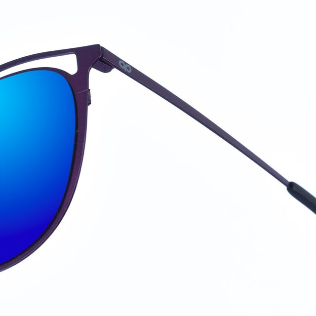Gafas de sol Kypers con montura de metal.
Color Morado.
Forma ovalada.
Lentes de color Azul
Patillas de metal y acabado en acetato, con el nombre de la marca grabado en aplicación metálico.
100% Protección UV. 
Cristales antirreflejo.
Incluye una funda de tela de protección.

Medidas  Alto lente: 46 mm
Ancho lente: 54 mm.
Puente: 30 mm.
Patillas: 145 mm.

Limpieza y manutención:
-Limpiar las gafas con agua y jabón (neutro).
- No utilice paños sucios o abrasivos, que puedan alterar las características de los filtros.
- Utilice solo accesorios y repuestos originales.
