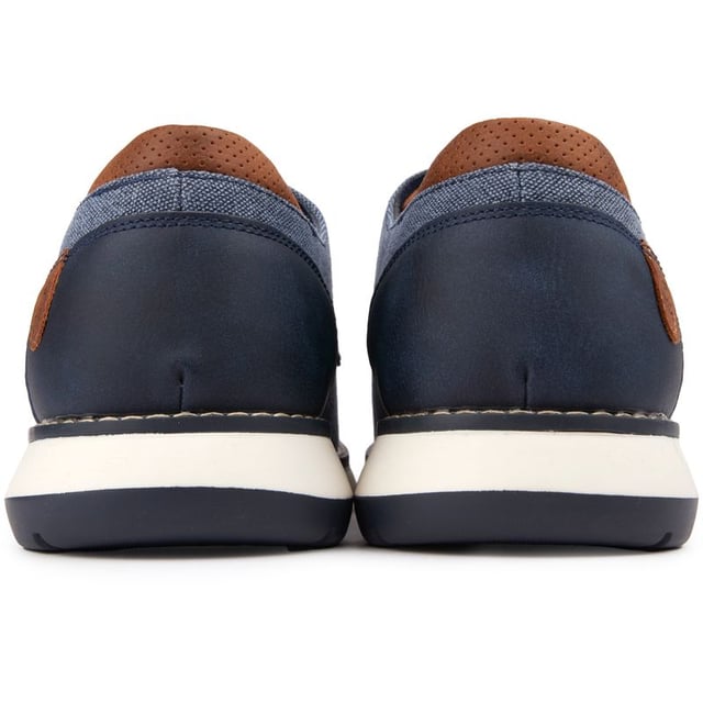 Hush Puppies Bruce Zapatos Adopte el estilo y la comodidad de todos los días con los zapatos con cordones Bruce de Hush Puppies. Estos zapatos textiles de color azul cuentan con una suela de goma para mayor tracción, una lengüeta de cuero en el talón para ponerlos y quitarlos fácilmente y lucir elegante, y la plantilla cómoda característica de Hush Puppies que amortigua cada paso. Los cordones gemelos te permiten personalizar el ajuste, mientras que la marca sutil añade un estilo refinado. Con su silueta elegante y versatilidad, los zapatos Bruce mantendrán tu look fresco desde los recados del día laboral hasta las salidas de fin de semana.