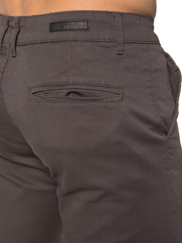 Sea cual sea tu plan para el verano, no te equivocarás con el estilo discreto de los pantalones cortos chinos de Enzo. Confeccionados en tejido de mezcla de algodón rojo con cremallera, presillas para cinturón, dobladillos estrechos, botones y remaches de marca, este estilo versátil se ve genial con una camiseta informal o una camiseta sin mangas, y también se puede vestir con una camisa abotonada para ocasiones más elegantes.