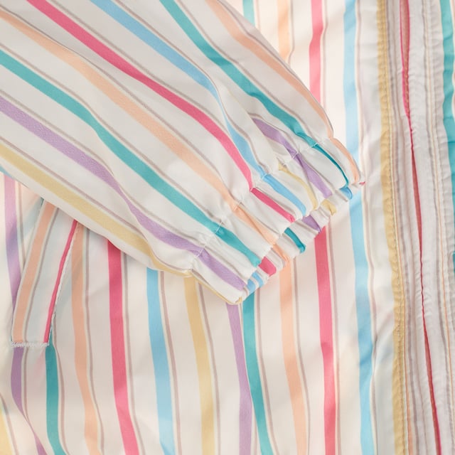This is a waterproof baby girl jacket with a vertical stripe design and a high collar that offers greater protection against wind and cold.

 It features a front zip closure up to the neck, making it easy to put on and take off.

 Additionally, it has two slanted front pockets and long sleeves with elastic cuffs for greater fit and comfort.

 The bottom hem is also slightly elasticated, helping the jacket stay in place during wear.

 Ideal for cool or rainy days, this jacket combines functionality and style.
 Composition: Exterior: 100% Polyester; Covering: Acrylic, Interior: 100% Polyester
 Care:
- Machine wash cold on delicate cycle.
 - Use non-chlorine bleach when necessary.
 - Do not dry clean.