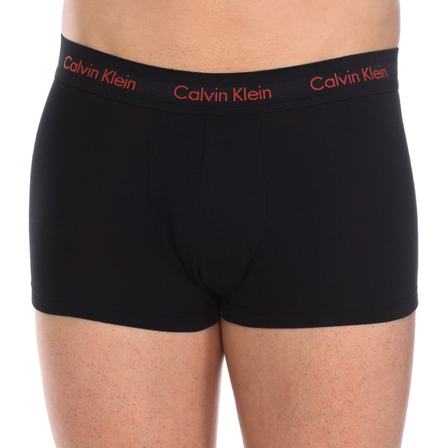 Pack-3 Bóxer Calvin Klein.
Color Negro
Cinturillas de goma elástica con el nombre de la firma bordado consecutivamente.
Tejido cómodo y transpirable.
Frontal anatómico, con capacidad de sujetar sin apretar.
Corte del bajo con acabado acanalado. 
Costuras vistas a tono.

Composición:  95% Algodón, 5% Elastano

 Instrucciones de lavado:
-Lavar a temperatura máx. 40ºC.
-No usar lejía.
-Admite lavado en seco.
-Permite utilizar secadora.
-Planchar a temperatura máx. 130ºC.