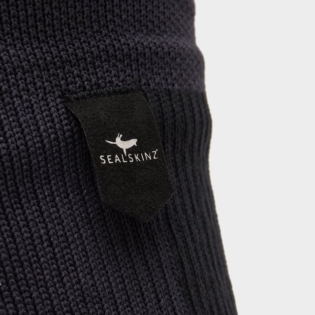 El par de calcetines que te ha estado faltando: estos calcetines impermeables hasta la rodilla te mantendrán cálido, seco y protegido de todos los elementos. Los Calcetines Impermeables hasta la Rodilla Sealskinz están fabricados con una construcción de 3 capas unidas, con una membrana hidrofílica 100% impermeable y un interior de lana merino que ayuda a mantenerte cálido, además de tener propiedades que absorben el sudor. Son de longitud hasta la rodilla para proteger todo tu pie y parte inferior de la pierna de los elementos. - Construcción de 3 capas unidas - Membrana hidrofílica 100% impermeable - Interior de lana merino premium para calor y absorción de sudor - Exterior de mezcla de nylon duradero - Estiramiento en 4 direcciones - Construcción sin costuras con costuras planas en los dedos - Soporte elástico en el tobillo, talón y empeine