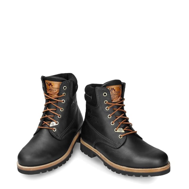 Steigen Sie mit Stil und Komfort aus mit Panama Jack-Stiefeln. Egal, ob Sie über schroffe Landwege wandern oder durch Stadtstraßen navigieren, der originale Panama Jack 03 C27 Herren-Schnürstiefel ist Ihr perfekter Begleiter. Im klassischen Design mit schlichter runder Spitze und schwarzem, gepolstertem Lederkragen strahlen diese Stiefel zeitlose Eleganz aus. Die kontrastierenden Schnürsenkel sorgen für einen Farbtupfer, während die genähte schwarze Commando-Sohle für Haltbarkeit und Stabilität in jedem Gelände sorgt. Für die Herren sind die schwarzen Panama Jack 03 Schnürstiefeletten für Herren so konzipiert, dass sie den Elementen standhalten. Mit einem wasserdichten, glatten Nubuk-Obermaterial, einem weich gepolsterten Knöchelschaft und einem warmen Futter halten diese Stiefel Ihre Füße kuschelig und trocken. Das geprägte Logo an der Ferse und die silbernen sechseckigen Metallösen verleihen ihrem robusten Charme einen Hauch von Raffinesse. Hauptmerkmale: Klassisches Design: Die Panama 03-Stiefel vereinen Design, Qualität und Komfort nahtlos und bieten eine zeitlose Ästhetik für Männer und Frauen. Vielseitiger Tragekomfort: Egal, ob Sie die Straßen der Stadt erkunden oder Bergpfade erobern, diese Stiefel sind perfekt für alle Ihre täglichen Abenteuer. Wasserdichte Konstruktion: Diese Stiefel sind aus wasserdichtem Vintage-Nappaleder mit Lederfutter gefertigt und sorgen dafür, dass Ihre Füße bei jedem Wetter trocken und bequem bleiben. Anatomische Unterstützung: Genießen Sie verbesserten Komfort und Hygiene mit der anatomisch geformten Innensohle, die eine perfekte Passform für Ihre Füße bietet. Langlebig und rutschfest: Die Gummiaußensohle bietet Flexibilität, Haltbarkeit und rutschfeste Traktion und sorgt für Stabilität auf verschiedenen Oberflächen. Hergestellt in Spanien: Mit einer Schafthöhe von 18 cm werden diese Stiefel fachmännisch in Spanien gefertigt, um höchste Handwerkskunst und Qualität zu gewährleisten. Schlüpfen Sie in die Stiefel von Panama Jack und erleben Sie die perfekte Mischung aus Stil, Haltbarkeit und Komfort für Ihre alltäglichen Abenteuer. Diese Stiefel wurden für alle entwickelt, die Wert auf Qualität und Handwerkskunst legen und sind Ihr vertrauenswürdiger Begleiter, wohin auch immer Ihre Reise Sie führt