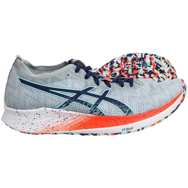 Las zapatillas de running para hombre ASICS Magic Speed están diseñadas para ofrecer a los corredores enfocados en la velocidad la tecnología y las características de rendimiento que necesitan para lograr sus mejores tiempos. Estas zapatillas están concebidas para maximizar tu eficiencia al correr y propulsarte hacia adelante.

Características Clave:

Entresuela Ride Solyte: Las zapatillas Magic Speed cuentan con la entresuela Ride Solyte de ASICS, diseñada para proporcionar una amortiguación ligera y receptiva. Esta tecnología de entresuela ofrece una experiencia cómoda y de apoyo para tus carreras más rápidas.

Tecnología Guidesole: La innovadora tecnología Guidesole crea un diseño de suela rocker, optimizando tu zancada y reduciendo la pérdida de energía. Esto fomenta la propulsión hacia adelante, haciendo que tus carreras sean más eficientes y menos cansadas.

Tecnología GEL: La amortiguación GEL está incluida en la parte trasera para mejorar la absorción de impactos, reduciendo el estrés en tus articulaciones y asegurando una experiencia de carrera suave y cómoda.

Parte Superior Transpirable: La parte superior está construida con materiales transpirables que permiten una ventilación adecuada, manteniendo tus pies frescos y cómodos incluso durante carreras intensas.

Suela AHARPLUS: La suela está hecha de goma de alta abrasión ASICS (AHARPLUS) para una excelente durabilidad y agarre en diversas superficies, asegurando que tengas un agarre confiable durante tus carreras rápidas.

Cierre con Cordones: El cierre tradicional con cordones permite un ajuste seguro y personalizable, garantizando que tus pies estén bien apoyados y estables durante las carreras a alta velocidad.

Plantilla OrthoLite X-40: La plantilla extraíble OrthoLite X-40 añade una mayor amortiguación y propiedades de control de humedad para mantener tus pies secos y cómodos.

Detalles Reflectantes: La seguridad es una prioridad, y estas zapatillas incorporan elementos reflectantes para mejorar la visibilidad en condiciones de poca luz, como en carreras de temprano en la mañana o por la noche.