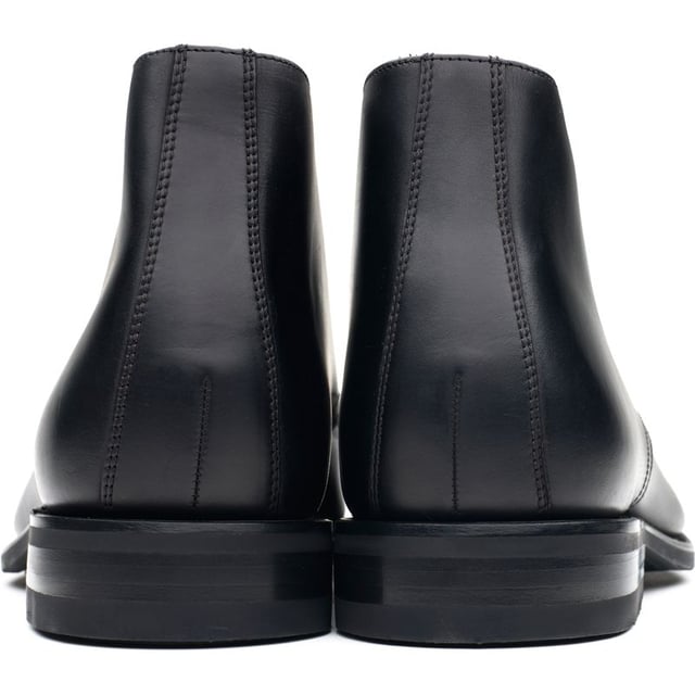 Mens black Loake eaton boots, manufactured with leather and a rubber sole. Featuring: leather insock, goodyear welted and rubber sole.