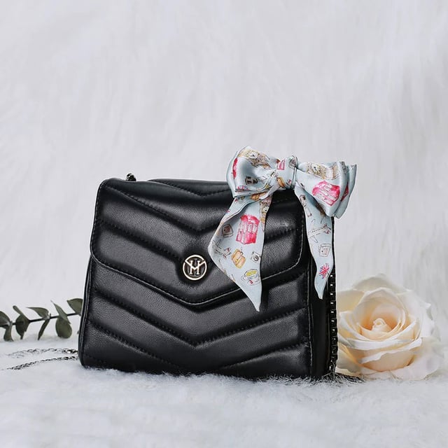 The New English Lady Bag in black is an absolute must-have. The classic black handbag can be combined in many ways and is the ideal companion for all situations in life. This bag from Victoria Hyde London also convinces with its high quality - made of genuine leather. In addition, it impresses with minimalist details - a golden logo plate, a quilted pattern in the leather and a black metal strap decorate the bag. The handbag can be worn over the shoulder as well as a crossbody bag.

Dimensions: 18.5cm x 14.5cm x 7cm
Carrying strap length: 95cm
Carrying strap height: 47cm
Texture: genuine leather