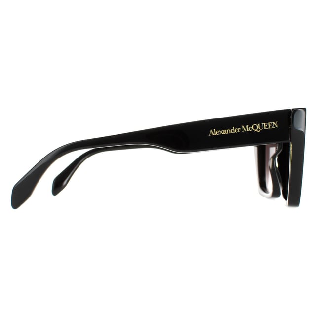 Las gafas de sol Alexander McQueen Cat Eye Ladies Black Gray AM0299S son unas elegantes gafas estilo ojo de gato fabricadas en acetato ligero. El logotipo de Alexander McQueen aparece en las patillas para garantizar la autenticidad de la marca.
