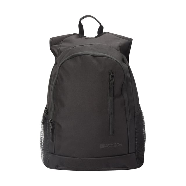 Fyllnadsmaterial: 100% skum. Yttre material: 100% Polyester. Tyg: Soft Touch. Höjd: 45 cm. Bredd: 31 cm. Djup: 14,5 cm. Design: Logotyp. Justerbar axelrem, rygg i luftnät, dragkedja i tyg, handtag, vadderad rygg. Fack: 2 huvudfack, med dragkedja. Fickor: 1 framficka, dragkedja, 2 nätfickor. Kapacitet: 20 liter. Fodermaterial: 100% Polyester. Slitstark och tålig.