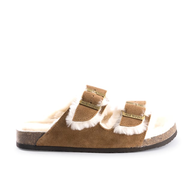 De perfecte sandaal. Bovenwerk van zacht suèdeleer. Australische schapenvacht voering. Schapenleren binnenzool. Lichtgewicht middenzool met apdding voor extra demping en comfort. Twin gesp riemen voor gemakkelijke aanpassing en goede pasvorm. Lichtgewicht EVA loopzool. Deze modieuze seizoensstijl is zeer voordelig voor een volledig leren product.