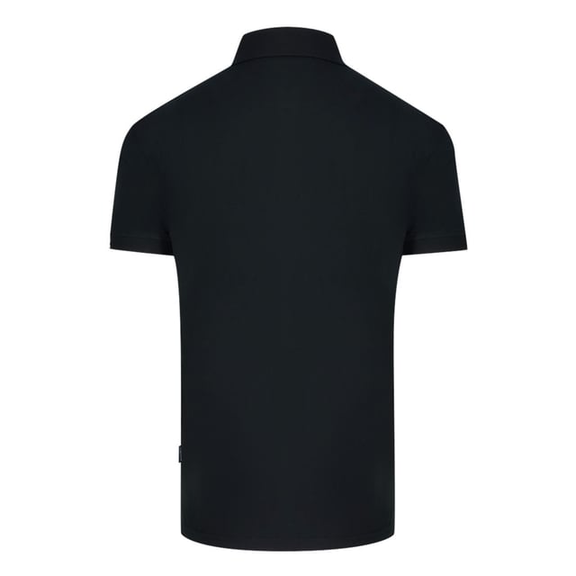 Aquascutum Aldis London Logo Svart Polotröja. Upplev den klassiska stilen från Aquascutum med London Logo Black Polo Shirt. Tillverkad av bekväm bomull med en distinkt Aquascutum-logotyp, kommer detta tidlösa plagg att ge en touch av lyx till alla garderober. Känn kvaliteten för dig själv och gör ett uttalande i stil... Aquascutum Aldis London Logo Svart Polo Shirt, Kort ärm. Stretchpassform 95% bomull 5% elastan. Vanlig passform, passar perfekt i storlek. Stil P01623 99
