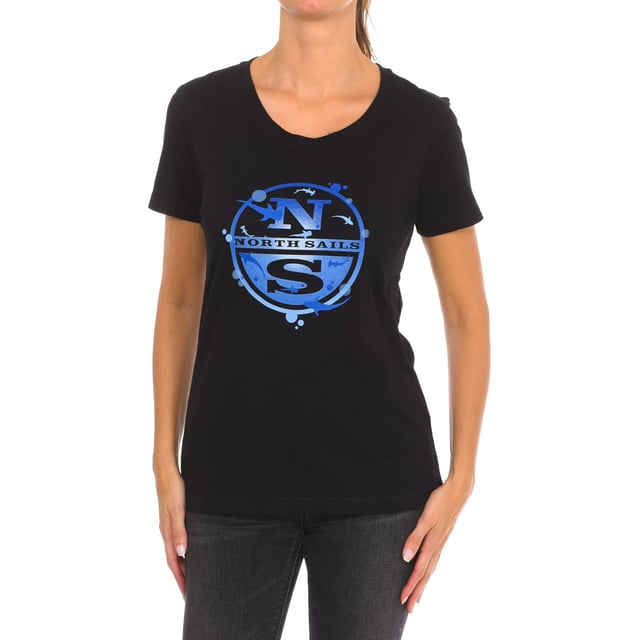 North Sails short sleeve t-shirt.
 Round neckline with ribbed finish.
 Brand print on the front.
 Seams seen in tone.
 Composition: 100% cotton
 Care:
Wash at maximum temperature 30º.
 Iron at medium temperature.
 Do not use dryer.
 Do not use bleach.
 Do not dry clean.