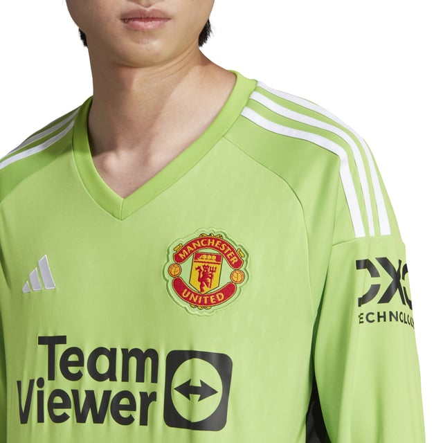 Farbe: Teassg Grün Ärmel: Langer Ausschnitt: V-Ausschnitt Details: Die Fan-Version des Manchester United Torwarttrikots, gekennzeichnet durch die feuchtigkeitsableitende AEROREADY-Technologie Länge: Normal Passform: Slim-fit Verwendung: Fußballspiel