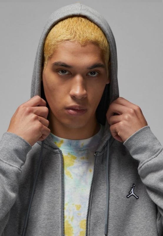 Der Nike Jordan Essential Fleece-Trainingsanzug ist Ihr neues Alltags-Essential. Der vielseitige Fleecestoff ist ideal für die Herbstsaison und bietet den perfekten Hintergrund für das Jumpman-Wappen und die charakteristische Stickerei auf dem Kapuzenpullover und der Jogginghose. Kapuzenpullover und Jogginghose mit elastischem Kordelzug. Der schwere Fleecestoff ist auf der Innenseite gebürstet und sorgt so für zusätzliche Weichheit. Elastische Rippbündchen an Bündchen und Saum. Jordan Standard-Passform.
