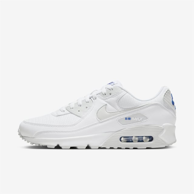 Nike Air Max 90 Heren in Wit/Photon Dust/Game Royal COMFORT, ERFGOED.NIETS BETERS. Niets zo vlieg, niets zo comfortabel, niets zo bewezen.De Nike Air Max 90 blijft trouw aan zijn OG running roots met de iconische Waffle zool, gestikte overlays en klassieke TPU details.Klassieke kleuren vieren je frisse look terwijl Max Air demping comfort toevoegt aan de reis.Prestatiecomfort De Max Air unit in de hiel is oorspronkelijk ontworpen voor prestatiegericht hardlopen en zorgt voor ongelooflijke demping. Veelzijdige stijl Het low-top ontwerp wordt gecombineerd met een gewatteerde kraag voor een gestroomlijnde look die zacht en comfortabel aanvoelt. Retro Vibes De gestikte overlays en TPU accenten zorgen voor duurzaamheid, comfort en de iconische jaren 90 look waar je van houdt. Product Details Bovenwerk van textiel met leren en synthetische overlays Schuim tussenzool Rubberen wafelzool voor extra tractie en duurzaamheid Afgebeelde kleur: White/Photon Dust/Game Royal Style: FZ7186-100 De oorsprong van Nike Air Max De revolutionaire Air-technologie werd in 1978 voor het eerst toegepast in Nike schoenen.In 1987 debuteerde de Air Max 1 met zichtbare Air-technologie in de hiel, waardoor fans meer konden zien dan alleen het gevoel van Air-demping.Sindsdien zijn de volgende generatie Air Max schoenen een hit geworden onder atleten en verzamelaars met opvallende kleurencombinaties en betrouwbare, lichtgewicht demping.